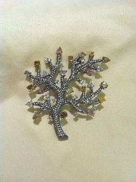 爱珠宝就要秀出来 彩宝钻石翡翠电梯，美不胜收