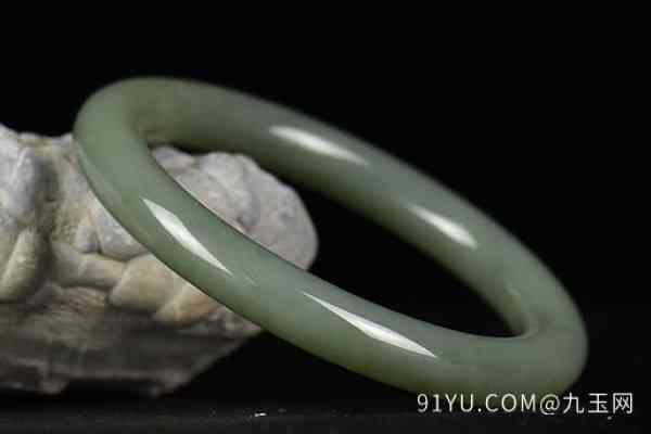 青玉和田玉手镯的收藏市场表现与潜力分析